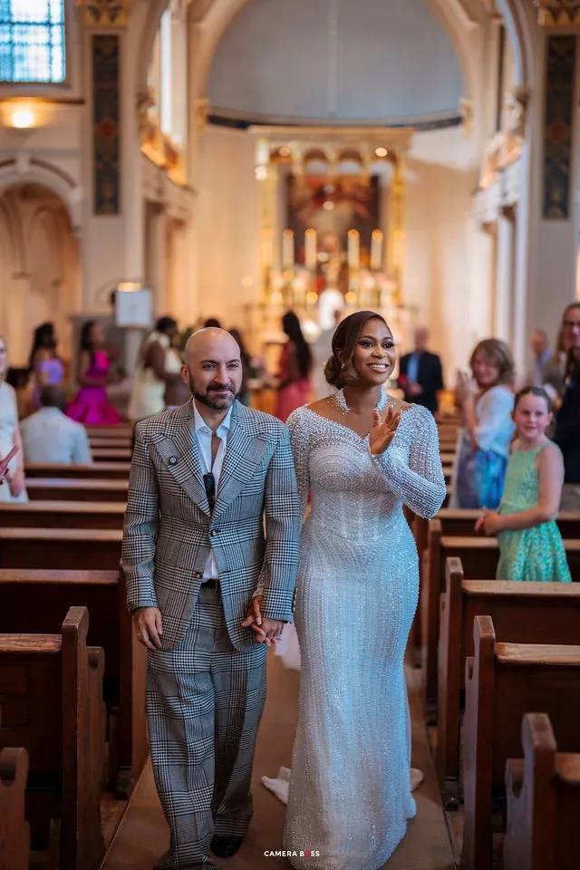 The bride walking through the ceremony room with a guest. CameraBoss portfolio: Cynthia and Oswaldo.