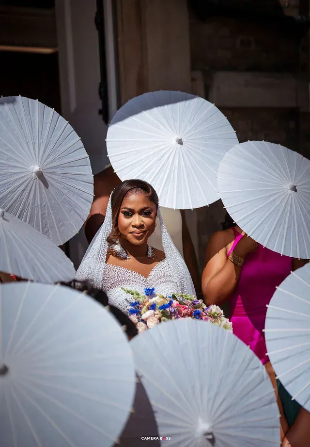 The bride framed by white umbrellas. CameraBoss portfolio: Cynthia and Oswaldo.